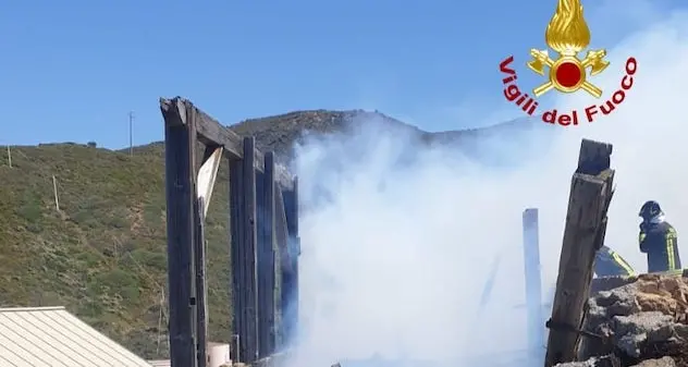Sassari. Incendio all'Argentiera, in fiamme struttura in legno