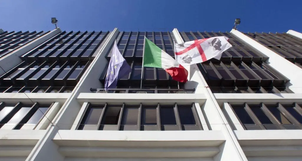 Inchiesta sui fondi ai gruppi. I collaboratori dei politici: \"Noi pagati in nero\"