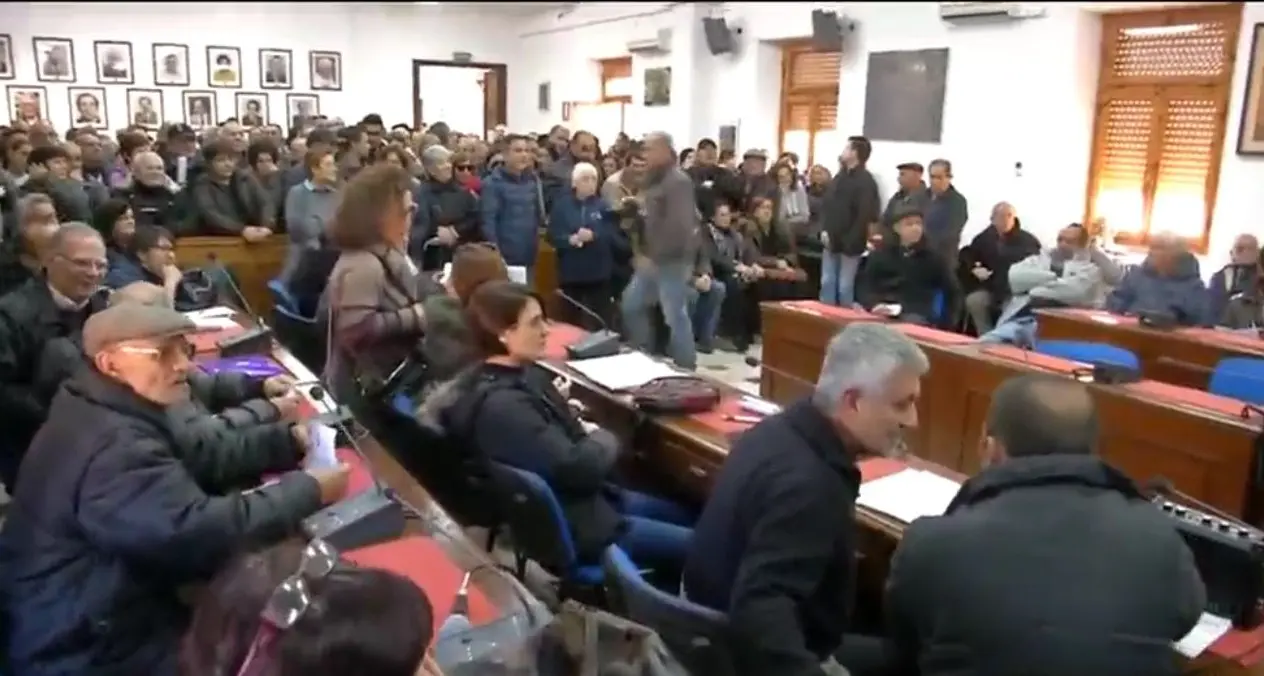 Rivolta in Comune contro la tassa sui rifiuti, i cittadini occupano il municipio