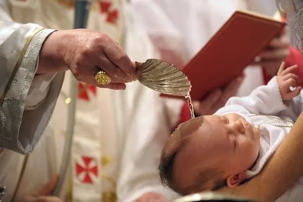 Pope Benedict XVI baptise a baby during a mass in the Sistine Chapel at the Vatican January 10, 2010.   REUTERS/Osservatore Romano   (VATICAN - Tags: RELIGION IMAGES OF THE DAY)