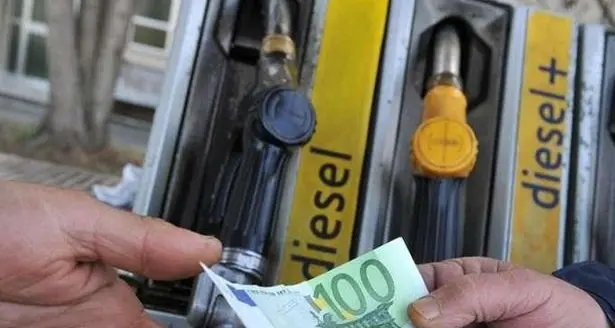 Cala ancora il prezzo dei carburanti
