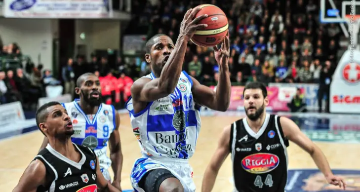 Basket: La Dinamo al terzo successo, vittoria sulla Pasta Reggia Caserta per 95-84