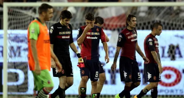 Cagliari-Bologna 0-3, clamorosa disfatta dei rossoblu. Ora è crisi