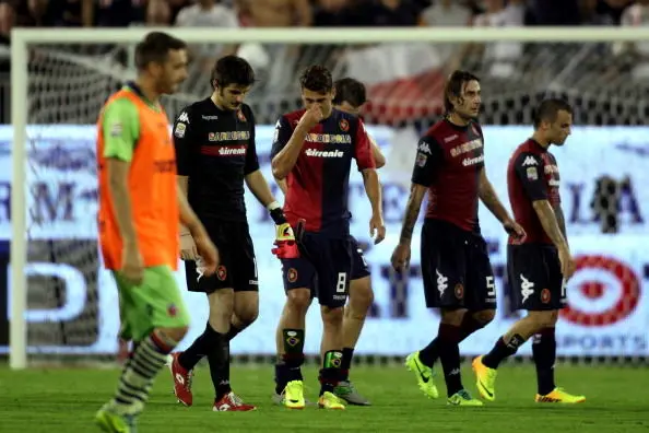 CAGLIARI, ITALY - OCTOBER 30: The players of Cagliari appear dejected at the end of the Serie A match between Cagliari Calcio and Bologna FC at Stadio Sant\\'Elia on October 30, 2013 in Cagliari, Italy.  (Photo by Enrico Locci/Getty Images)