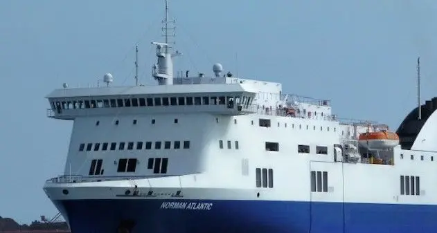 Nave in fiamme: si conta un morto. Difficoltà nei soccorsi a causa delle condizioni del tempo