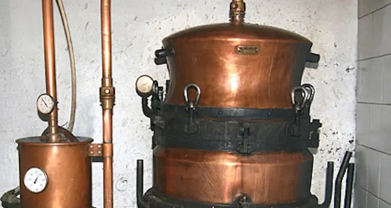 Chia. Esplode apparecchio di distillazione per la produzione artigianale di acquavite