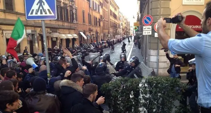 Roma. Movimenti per la casa in protesta: caos e assalti ai blindati