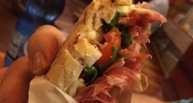 Bambino dà un morso al panino e si ferisce: pezzo di metallo all'interno