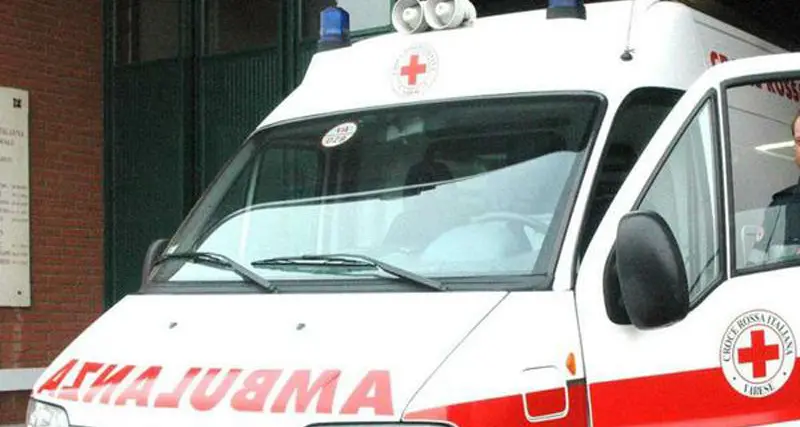 Incidenta e l'auto prende fuoco: morta una giovane