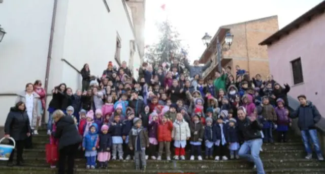 Acceso l'albero di Natale addobbato da 170 bambini