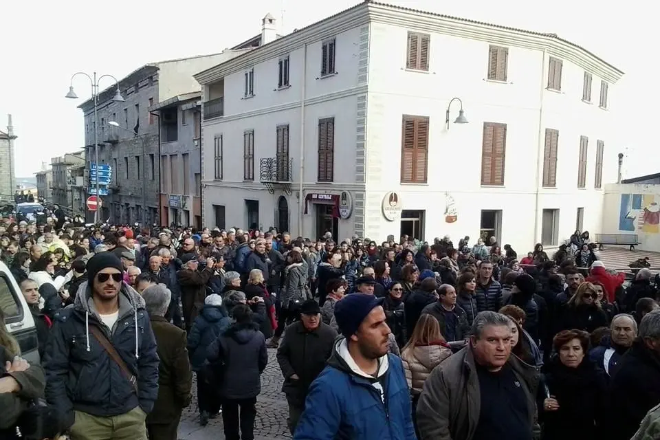 Fonni. Cortes incorniciate dalla neve nel paese invaso dai visitatori