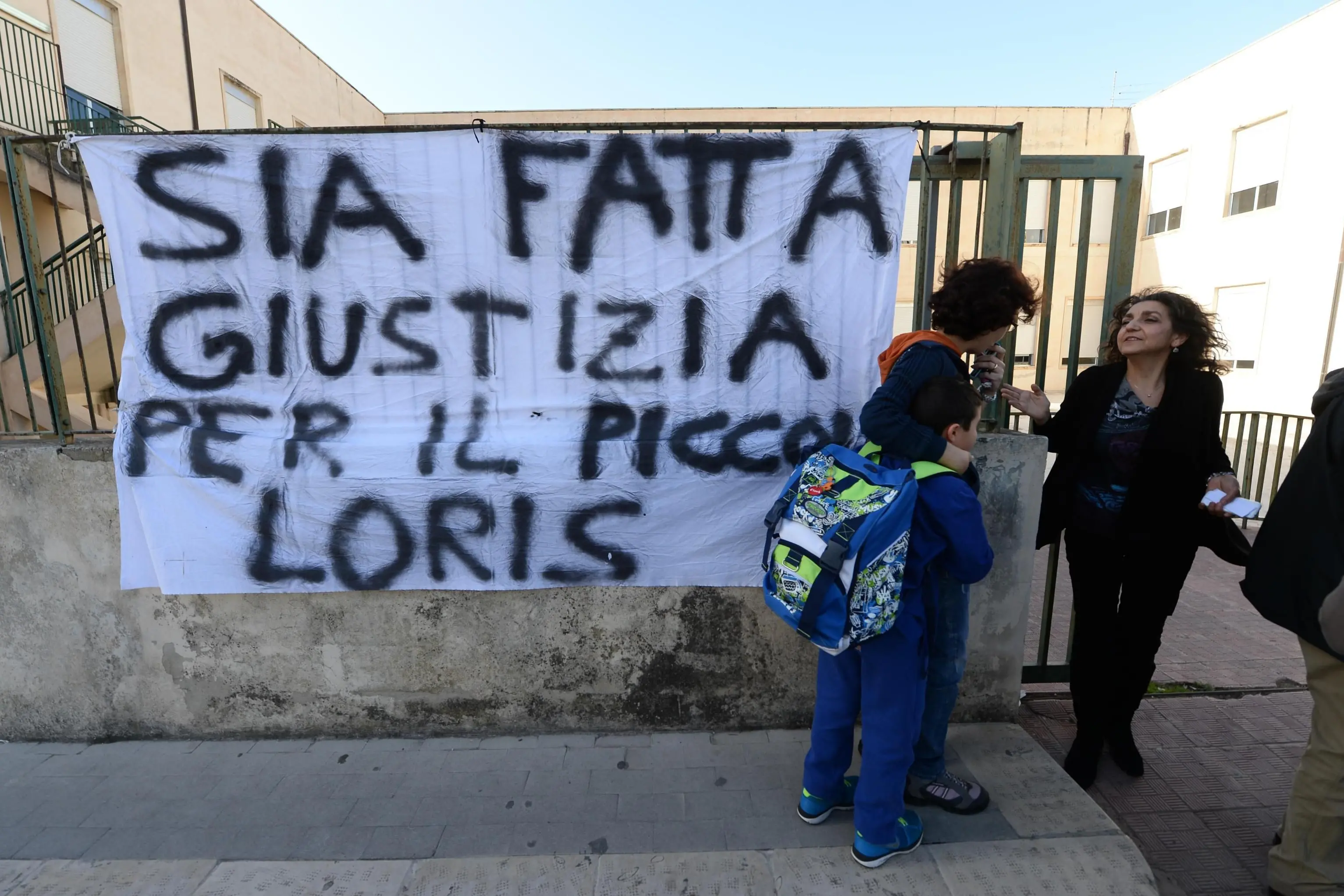 Uno striscione davanti alla scuola\\n ANSA/ CIRO FUSCO 