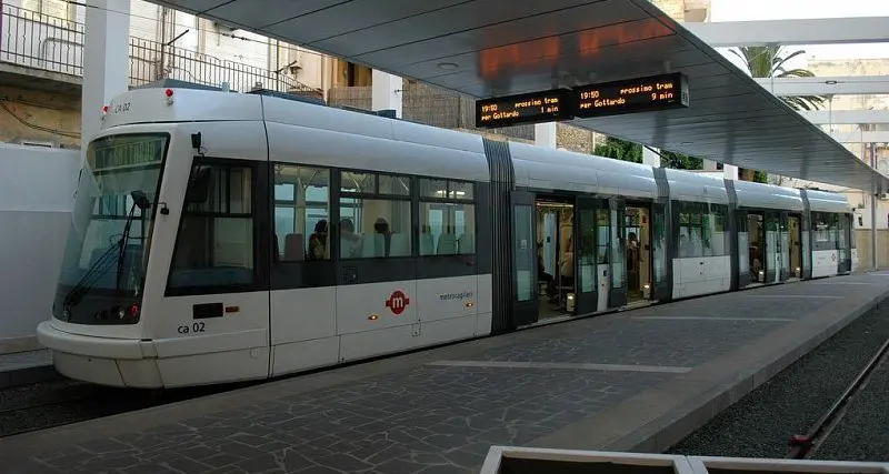 Cagliari. Camion sbatte contro treno della metropolitana che deraglia: un ferito