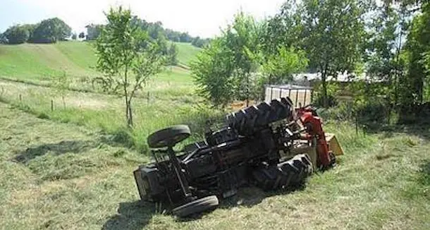 Ales. Tragedia in campagna, il trattore si ribalta: muore 62enne di Usellus