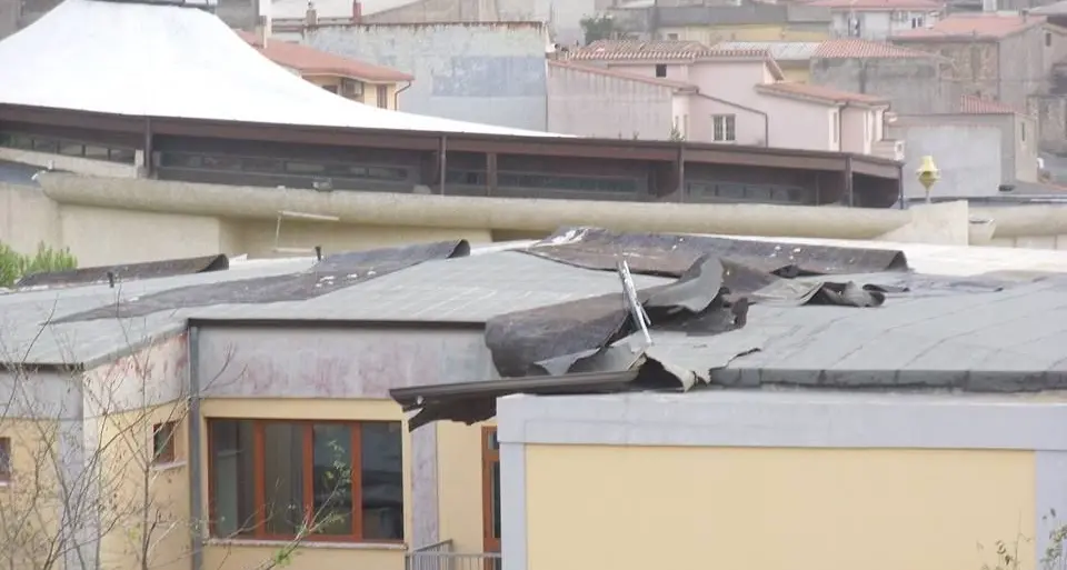 Arbus. Tromba d'aria scoperchia il tetto di un edificio comunale