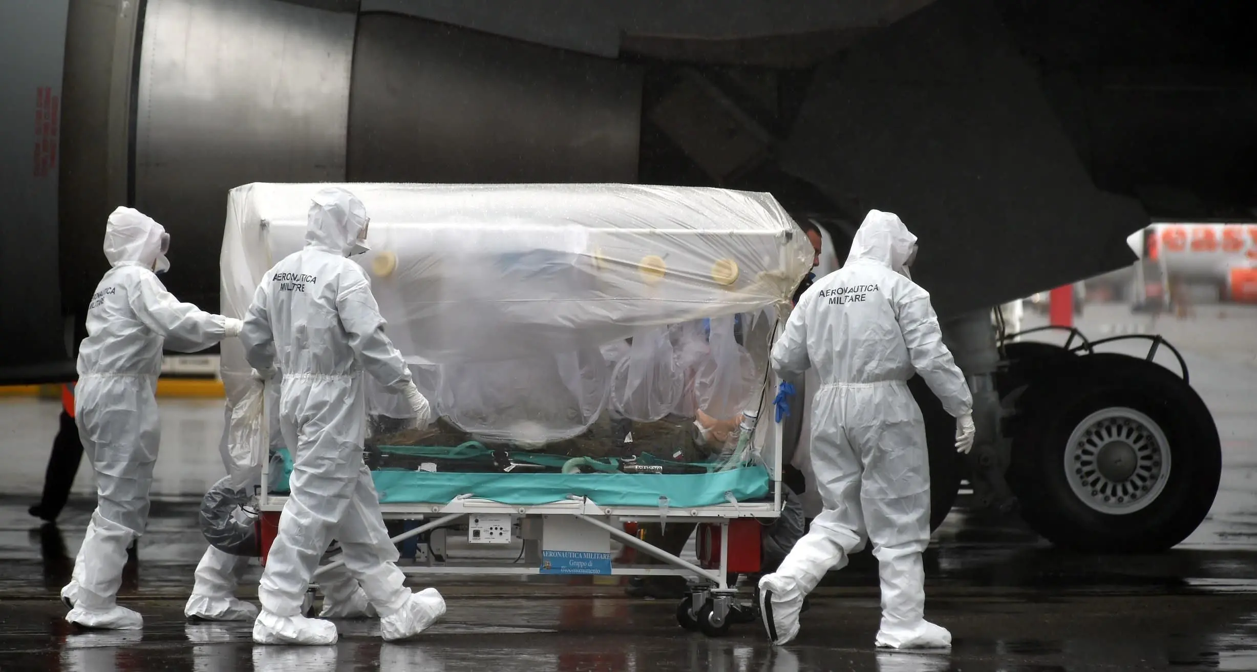 Caso Ebola: il medico italiano sbarca a Roma con il volo della Aeronautica Militare | VIDEO