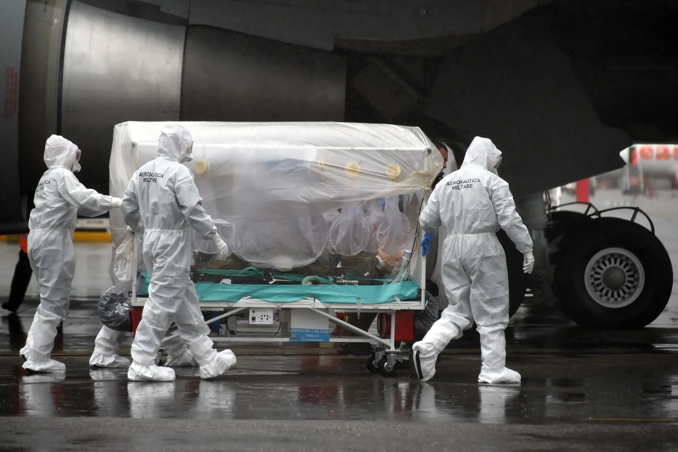 AEROPORTO DI MALPENSA, ESERCITAZIONE EMERGENZA EBOLA SULLE MISURE DI CONTENIMENTO DEL VIRUS (NICOLA MARFISI, MILANO - 2014-11-12) p.s. la foto e\\' utilizzabile nel rispetto del contesto in cui e\\' stata scattata, e senza intento diffamatorio del decoro delle persone rappresentate