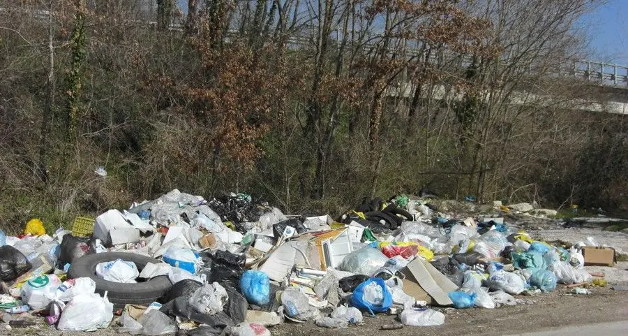 L'isola invasa da discariche abusive: 5 idagati