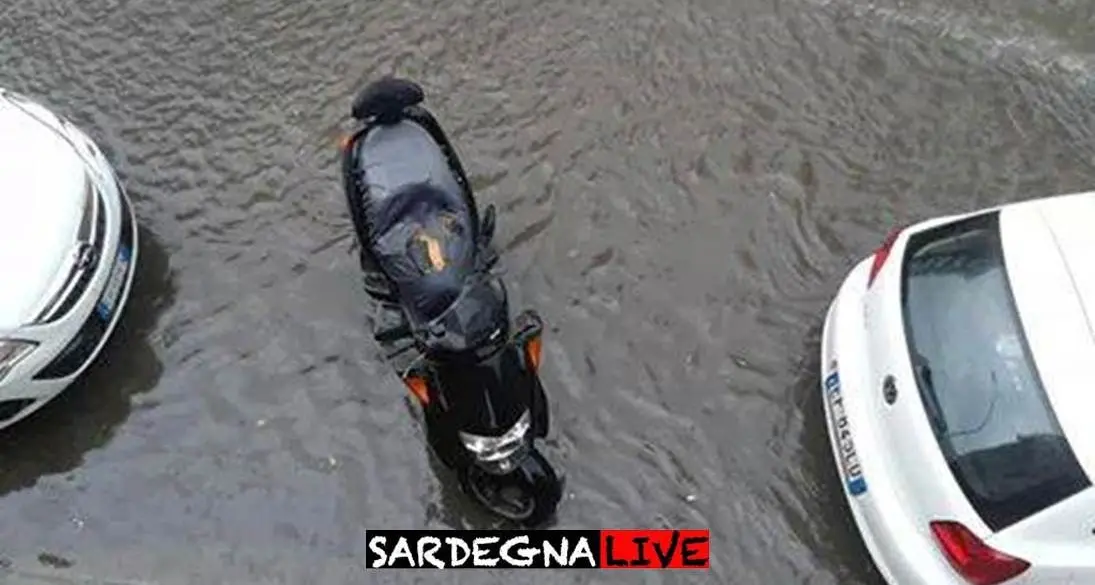 Sassari colpita dal maltempo, disagi e vie allagate. Un albero cade su due macchine