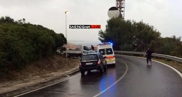 S'archittu. Scontro tra 2 auto e un autocarro: tra le persone coinvolte anche una donna al settimo mese di gravidanza
