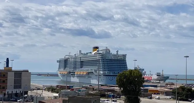 La Costa Smeralda sbarca a Cagliari, ma ci sono due positivi a bordo