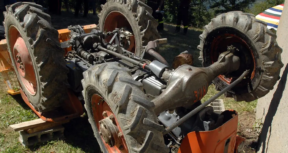 Lei. Tragico incidente: 59enne muore schiacciato dal trattore