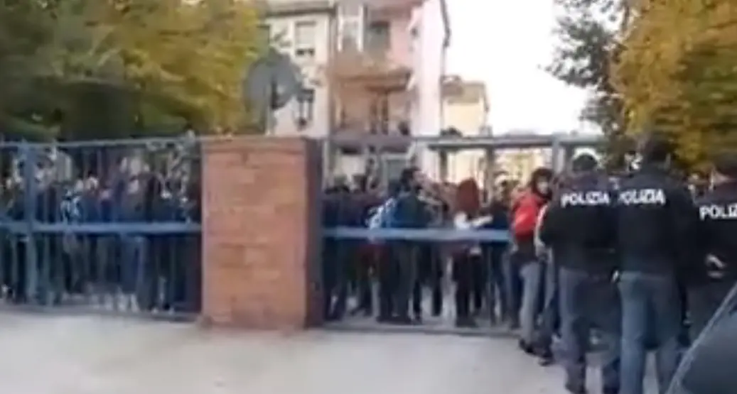 Nuoro. Studenti bloccano i mezzi nel deposito dell'Arst. I ragazzi protestano contro le condizioni fatiscenti dei pullman e chiedono più servizi