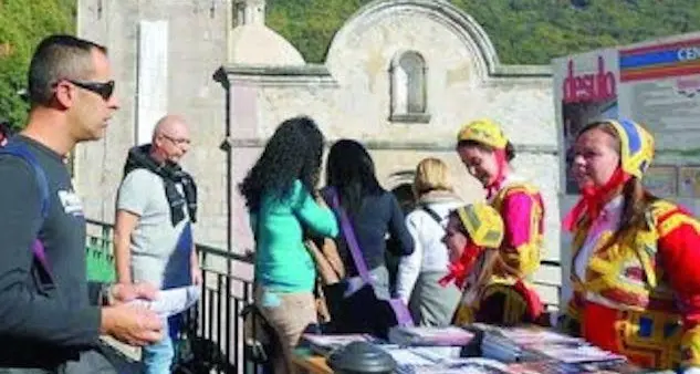 Desulo. Serpentone di folla lungo tre chilometri fra gli stand. Assalto al museo Montanaru