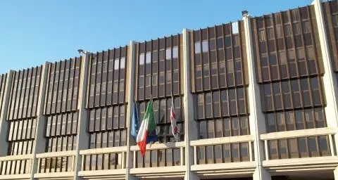 Cagliari. Strattona e ruba la borsetta a una donna in sedia a rotelle
