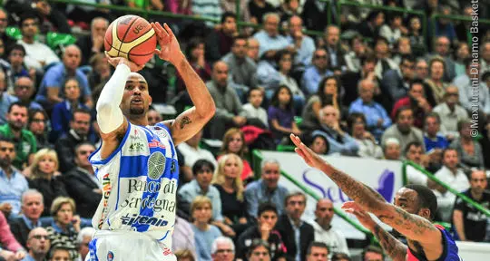 Basket. Sassari batte Brindisi: la Dinamo è in testa alla classifica con Milano