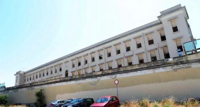 Cagliari. Detenuto si suicida a Buoncammino avrebbe ricevuto una lettera di minacce: \"\"O ti ammazzi o ammazziamo tuo figlio\"