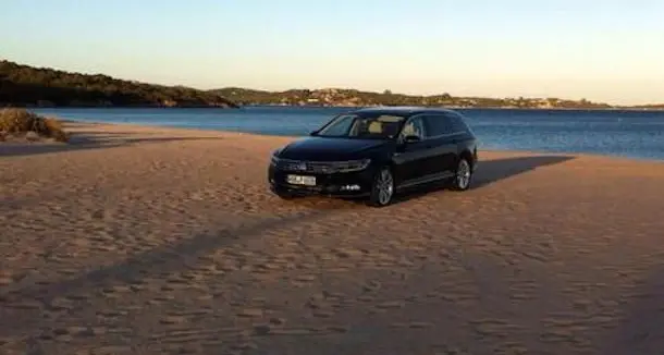 Spiaggia della Costa Smeralda usata come set fotografico per una nuova auto, nei guai tre reporter stranieri