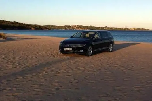 l servizio fotografico di una nuova auto mette nei guai tre giornalisti - due tedeschi e un russo - che, spinti dalle bellezze della Costa Smeralda, hanno pensato di ambientare il loro set nella splendida spiaggia di Liscia Ruia, vicino a Porto Cervo. Ma ora dovranno pagare una sanzione di 15.000 euro. Ieri sera gli agenti del comando di Polizia municipale di Arzachena, impegnati nel controllo delle spiagge smeraldine, hanno sorpreso i tre reporter, inviati nel Nord Sardegna per una rivista specializzata nel settore automobilistico, con due Volkswagen Passat nuove fiammanti, posizionati sulla battigia della spiaggia. I tre sono stati immediatamente identificati e le auto rimosse dalla spiaggia, 24 ottobre 2014. ANSA/UFFICIO STAMPA POLIZIA MUNICIPALE ++ NO SALES, EDITORIAL USE ONLY ++\\n