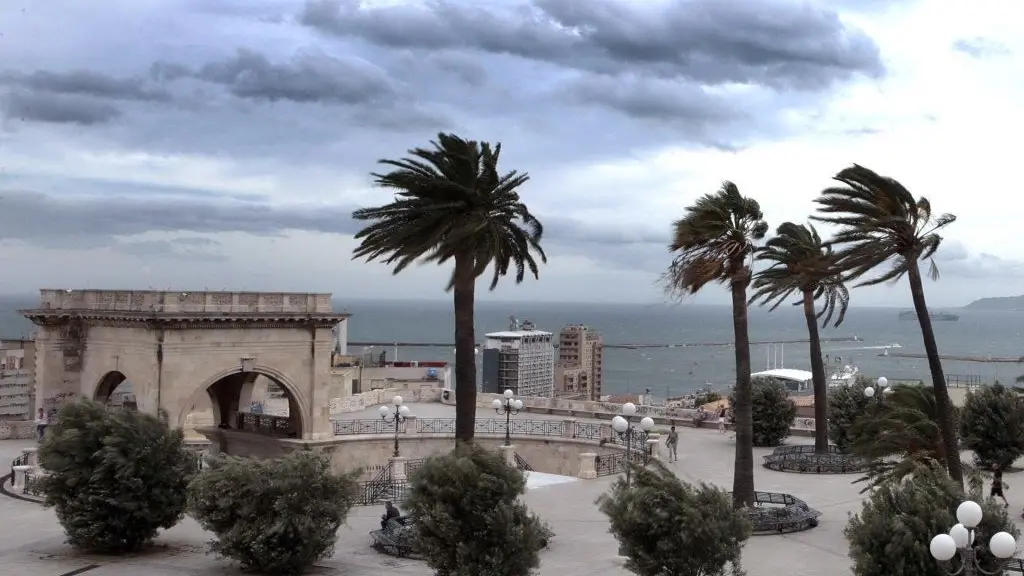 Allerta meteo: venti di burrasca e mareggiate in Sardegna, pericolo incendi nel Cagliaritano
