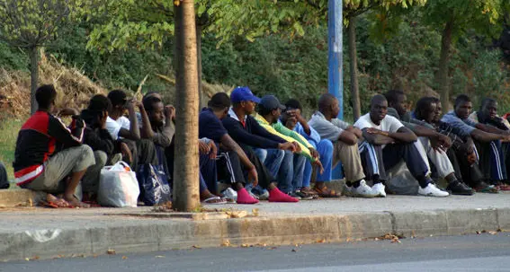 Tonara. 27 migranti extracomunitari protestano davanti alla Questura a Nuoro: \"Mangiamo e dormiamo male\"