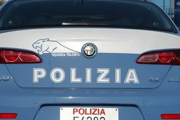 Roma, 7 mar. (Apcom) - Violenza sulla moglie e sulla figlia minore. Per questo un 36enne palermitano, con precedenti di polizia, \\u00CB stato allontanato dalla casa familiare perche ritenuto responsabile di abuso di mezzi di correzione e maltrattamenti in famiglia. La decisione \\u00CB stata presa dal Gip di Palermo, Silvana Saguto, su richiesta del Pm, Vella Ancora. Il provvedimento \\u00CB stato eseguito dalla squadra mobile di Palermo. \\r\\n\\r\\n\\tLe violenze duravano da anni, soprattutto nei confronti della figlia. L\\'uomo la insultava scagliandola addirittura in pi\\u02D8 di una circostanza  contro gli infissi, oltre che sulle scale di casa. Violenze anche sulla moglie, vittima a sua volta di ripetute pratiche vessatorie e di lesioni fisiche.\\r\\n\\r\\n\\tL\\'episodio \\u00CB emerso nei giorni scorsi quando la giovane madre ha accompagnato sua figlia 13enne all\\'ospedale per escoriazioni ed ecchimosi. Ai medici le due donne hanno fornito una versione di comodo del fortunoso incidente domestico. Immediata la segnalazione alla polizia che ha fatto scattare le indagini. Il clima di terrore e omert\\u2021 in famiglia \\u00CB stato finalmente rotto e la donna ha testimoniato denunciando le violenze domestiche.\\r\\n\\r\\n\\tProprio per rendere pi\\u02D8 efficace l\\'azione degli agenti impegnati anche in questo settore, nei prossimi giorni prenderanno il via dei corsi di perfezionamento tenuti dal dirigente della sezione della squadra mobile di Palermo. Si parler\\u2021 di prevenzione e repressione di violenze familiari e abusi su minori e donne, ma anche delle dinamiche psicologiche per fare in modo da sostenere le vittime degli abusi, anche alla luce della tipizzazione di nuovi reati nel settore, come lo \"stalking\".