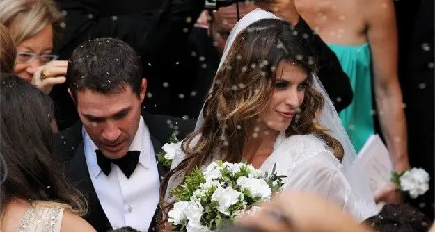 Venduto all'asta per beneficenza l'abito da sposa di Elisabetta Canalis: 5500 euro andranno all'associazione onlus Criaturas di Alghero