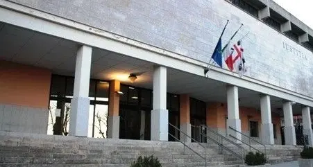 Tempio. Consentiva ad alcuni amici di abusare del figlio 13enne, condannato a 9 anni