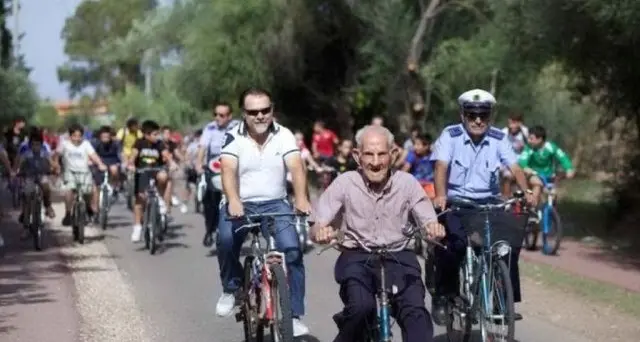 I 101 anni di Tziu Giuliu, il nonnino di San Sperate che ama andare in bicicletta