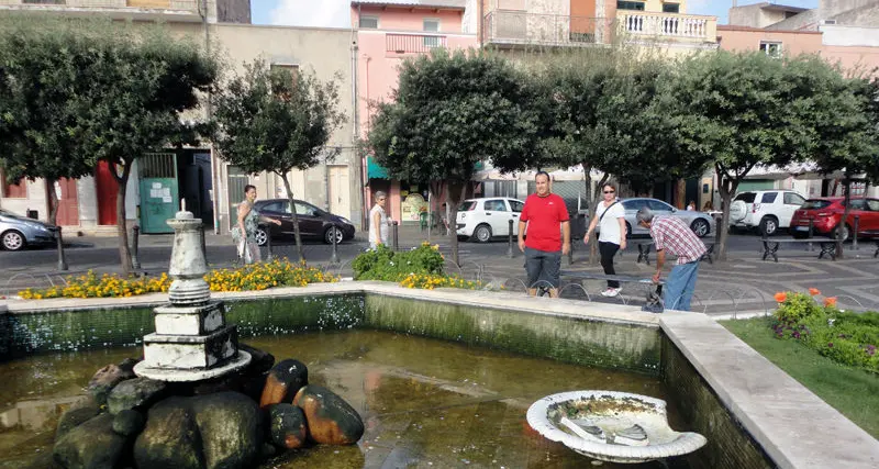 Sant'Antioco. Distrutta la fontana in piazza Italia, identificato e denunciato il vandalo dello zampillo