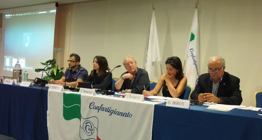 Truffe ai pensionati. Orosei. Presentato il manuale “Più sicuri insieme”. Nel 2013 le vittime anziane delle truffe in aumento dell'7,8%