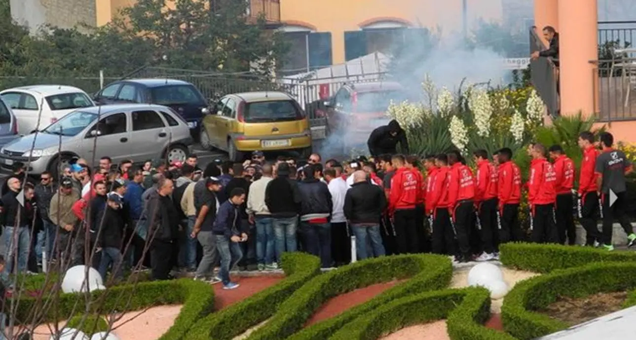 Scandalo a Salerno. Minacce di morte ai giocatori della Nocerina: partita sospesa