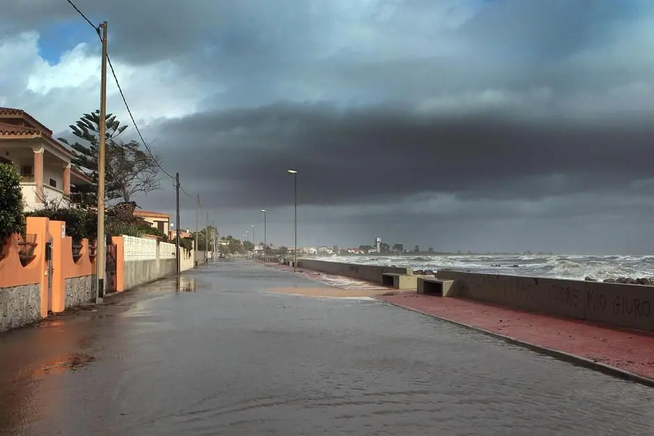 Una strada allagata a causa della mareggiata nei pressi di Cagliari, 18 novembre 2013.\\nANSA/GIUSEPPE UNGARI