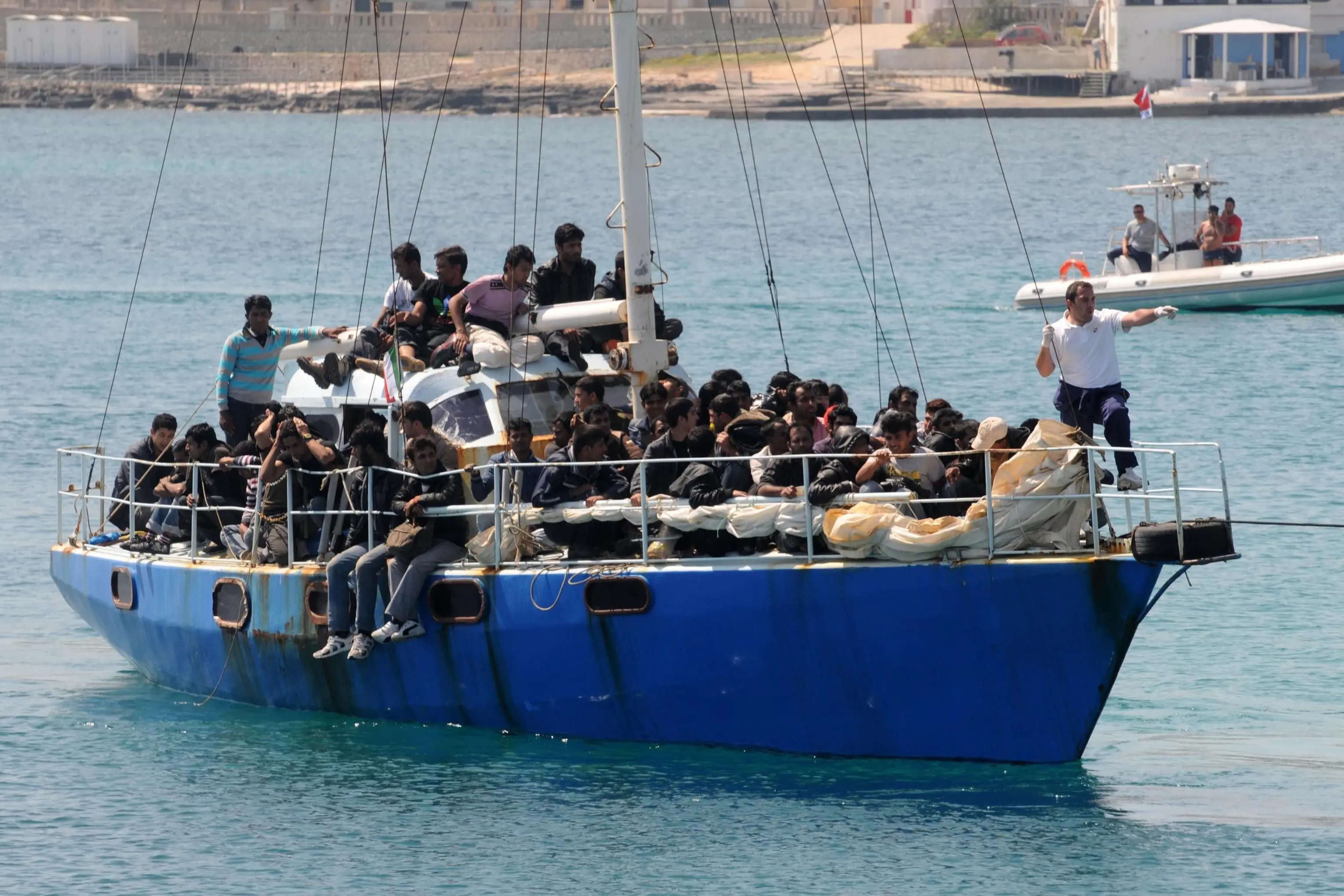 66 immigrati clandestini di nazionalit\\u00E0 afgana,sono sbarcati questo pomeriggio al porto di S Maria di Leuca,etremo lembo del Salento,scortati dalle motovedette della capitaneria e della guardia di finanza.\\nANSA/CLAUDIO LONGO