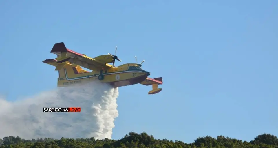 Pomeriggio di fuoco in Sardegna. Chiuso tratto della 131 Dcn