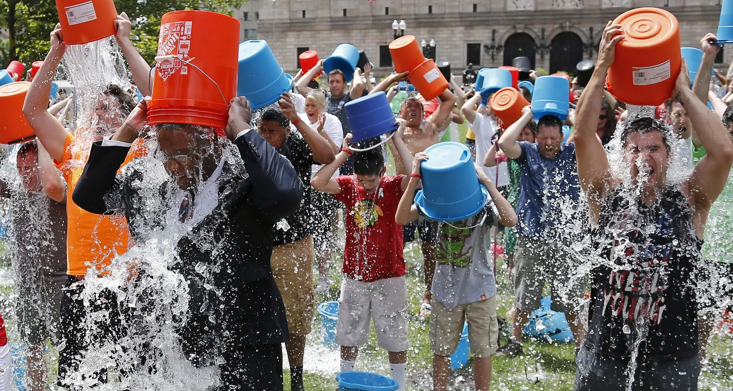 IceBucketChallenge, la moda dell'estate per combattere la SLA