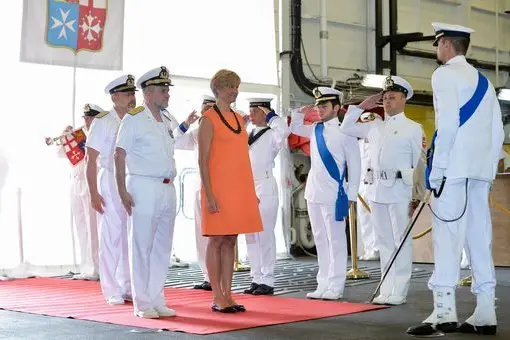 Italian defence minister Roberta Pinotti (C) is greeted by marines as she arrives aboard the Italian navy\\'s aircraft carrier \"Cavour\" before a meeting \"Toward an effective European maritime integration : the implementation of the EU Maritime Security Strategy and the Common Information Sharing Environment\" for the Italian Presidency of the Council of the European Union, at the Civitavecchia harbour on July 8, 2014.  AFP PHOTO / ANDREAS SOLARO\\r\\n