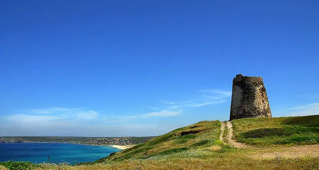 Arbus. Turista travolto da un onda e scaraventato sugli scogli: è grave