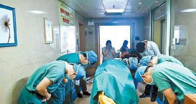 Cina commossa davanti al bambino eroe: muore a 11 anni e dona gli organi. L'inchino dei medici in sala operatoria