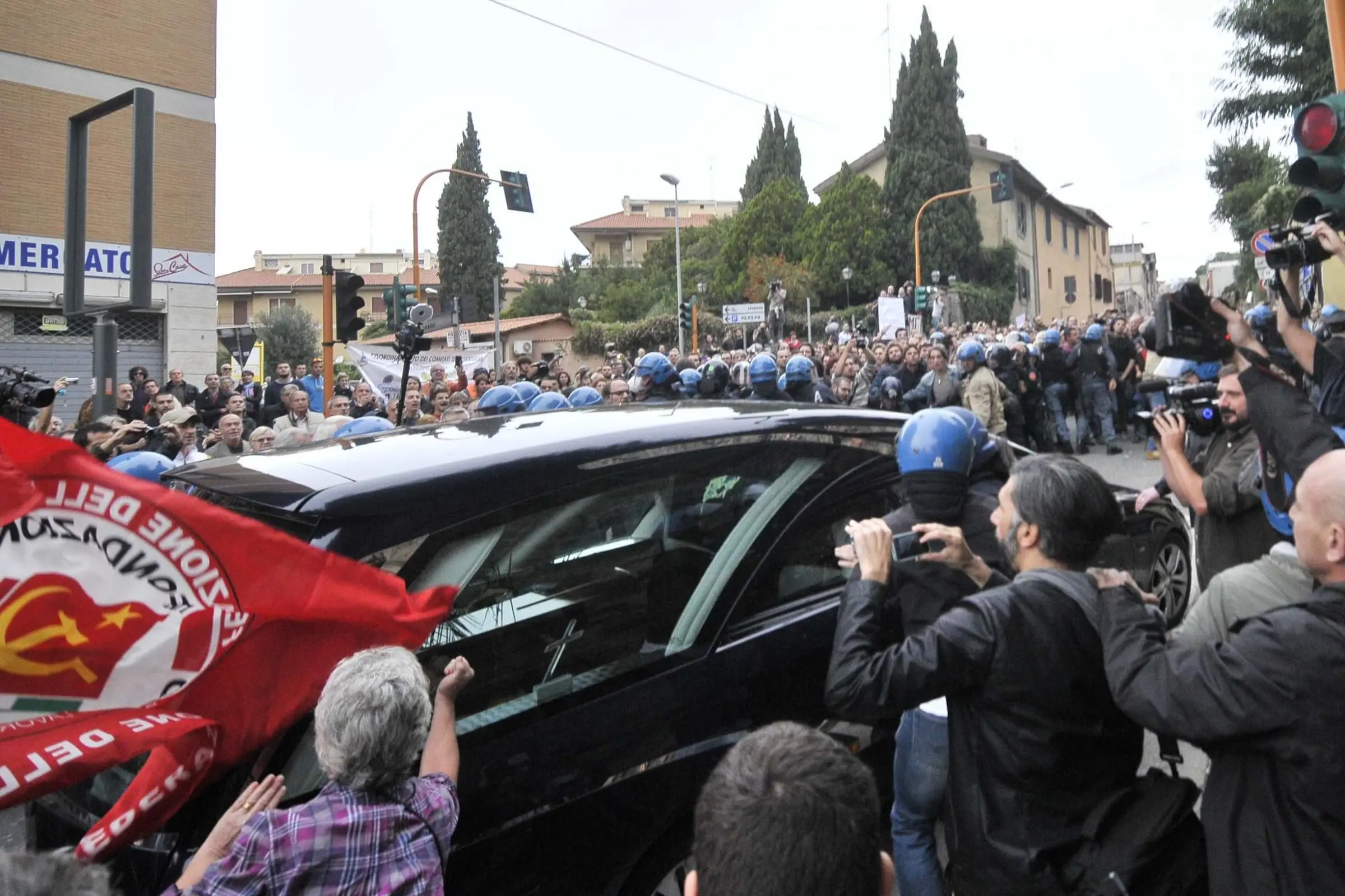 Foto LaPresse\\n15-10-2013 Roma\\nCronaca\\nArrivo del carro funebre con la salma di Priebke, via Trilussa convento S Pio XPhoto LaPresse15 October 2013 RomeNewsAn angry mob tried to attack a coffin of Nazi war criminal Erich Priebke as it entered St. Pius X church at Albano near Rome